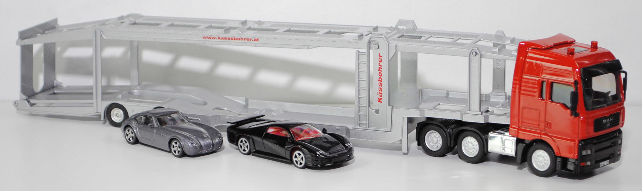 00000 MAN TGA 26.480 XXL mit Kässbohrer Autotransporter ruslan® SP-R 10-18, rot/schwarz/silber; Ladegut: SIKU STORM und Wiesmann GT MF4, SIKU SUPER 1:50, m