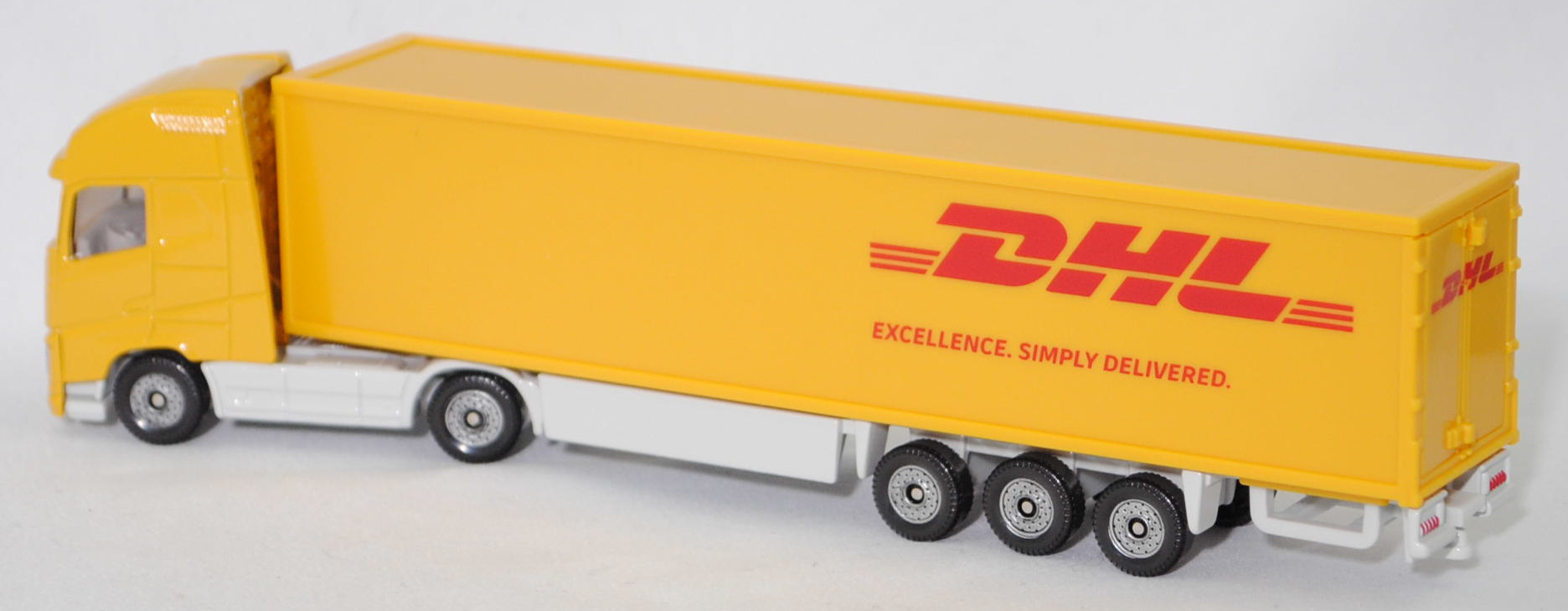 00012 Volvo FH16 750 Globetrotter-XL 4x2 (Modell 2013-2020) Koffer-Sattelzug, goldgelb/papyrusweiß, DHL / EXCELLENCE. SIMPLY DELIVERED., C36, SIKU SUPER, 1:87, P29f