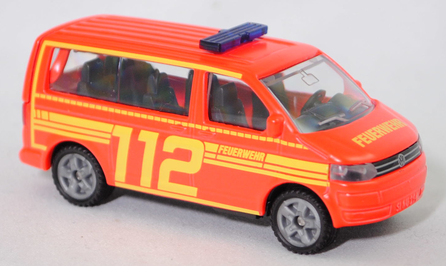 00000 VW T5 GP Multivan Highline 2.0 TDI (5. Generation, Typ 7E, Modell 2009-2015) Feuerwehr Einsatzleitung, hell-leuchtrot, FEUERWEHR 112, SIKU SUPER, 1:61, P29f