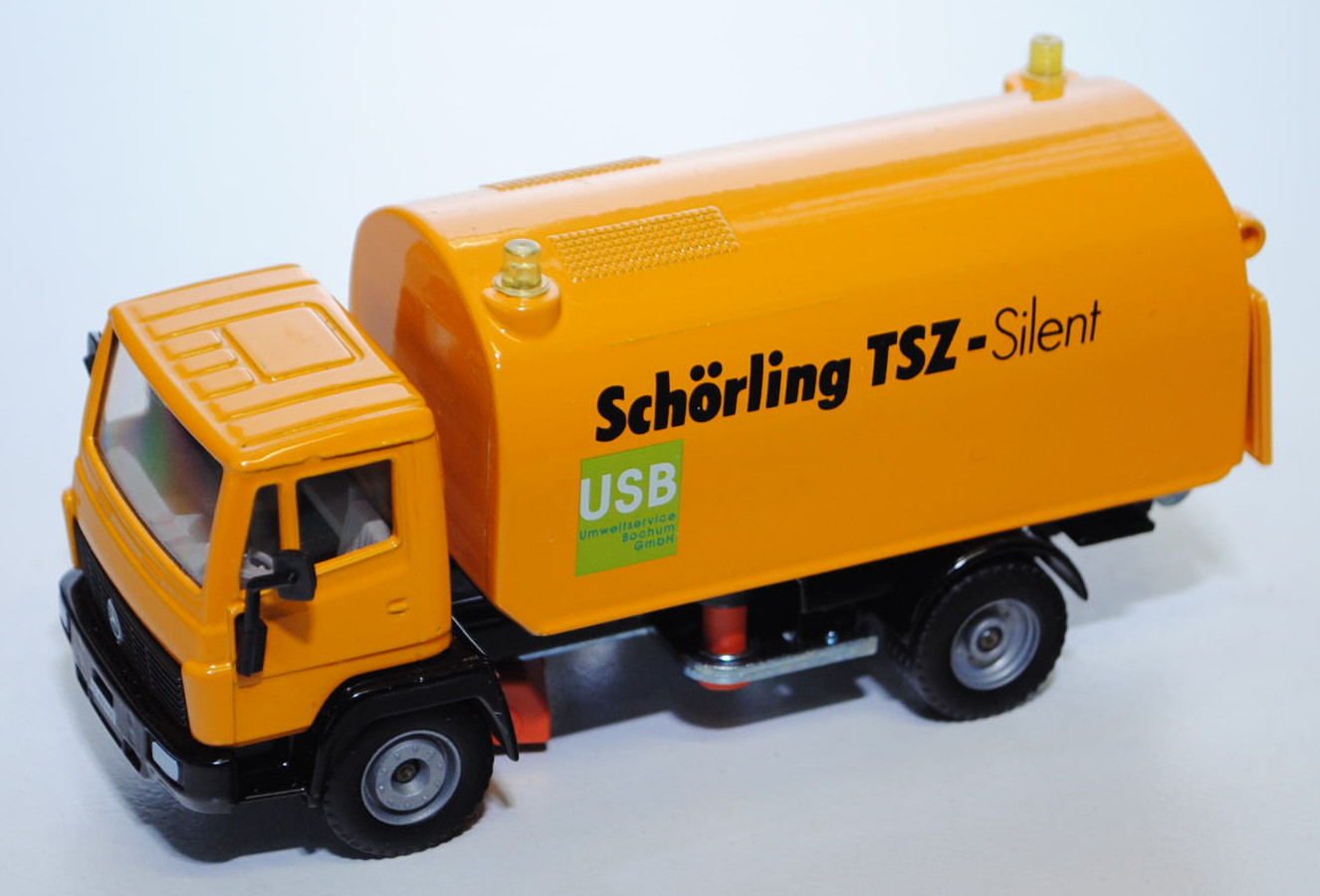 Mercedes LN-2 Straßenkehrmaschine, melonengelb/schwarz, innen grau, Schörling TSZ-Silent / USB / Umw