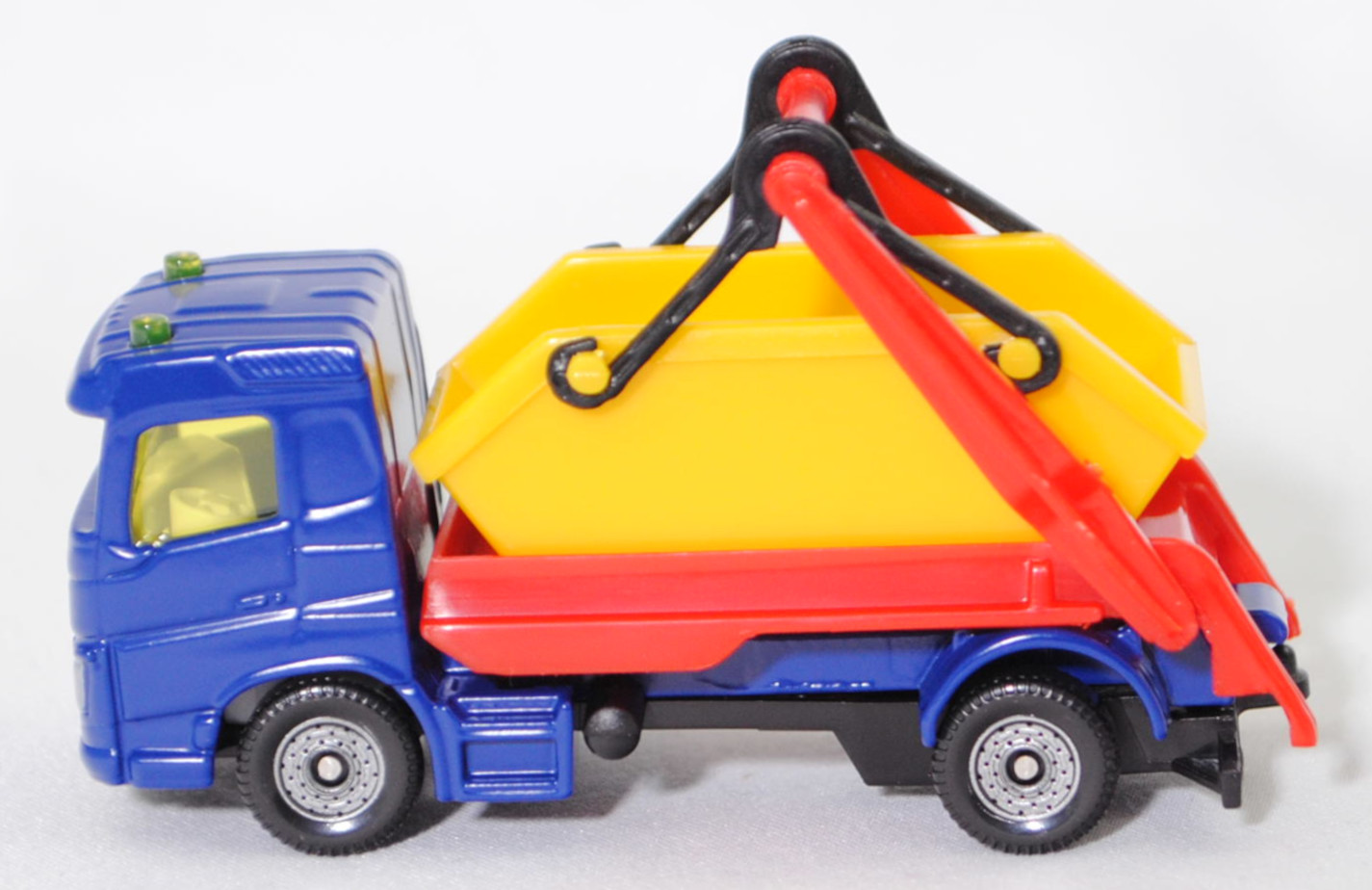 00000 Volvo FM 4x2 (3. Generation, Modell 2013-) Absetzkipper mit Absetzmulde, dunkel-ultramarinblau, Absetzvorrichtung rot, Absetzmulde gelb, SIKU SUPER, 1:82, P29f