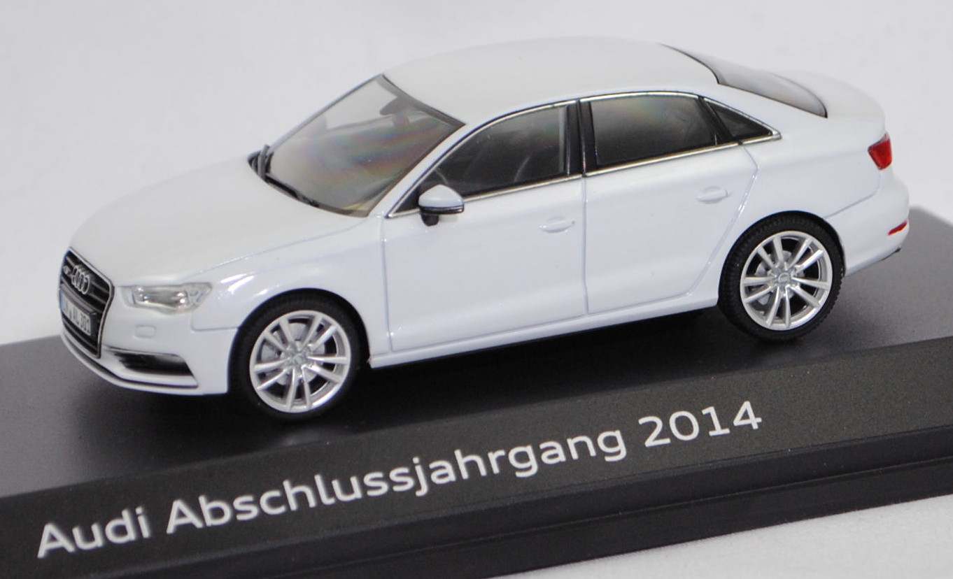 Audi A3 Limousine quattro Ambition (8VS, Vorfacelift, Modell 2013-2016), gletscherweiß metallic (LS9R), Herpa, 1:43, Werbeschachtel (Audi Abschlussjahrgang 2014)