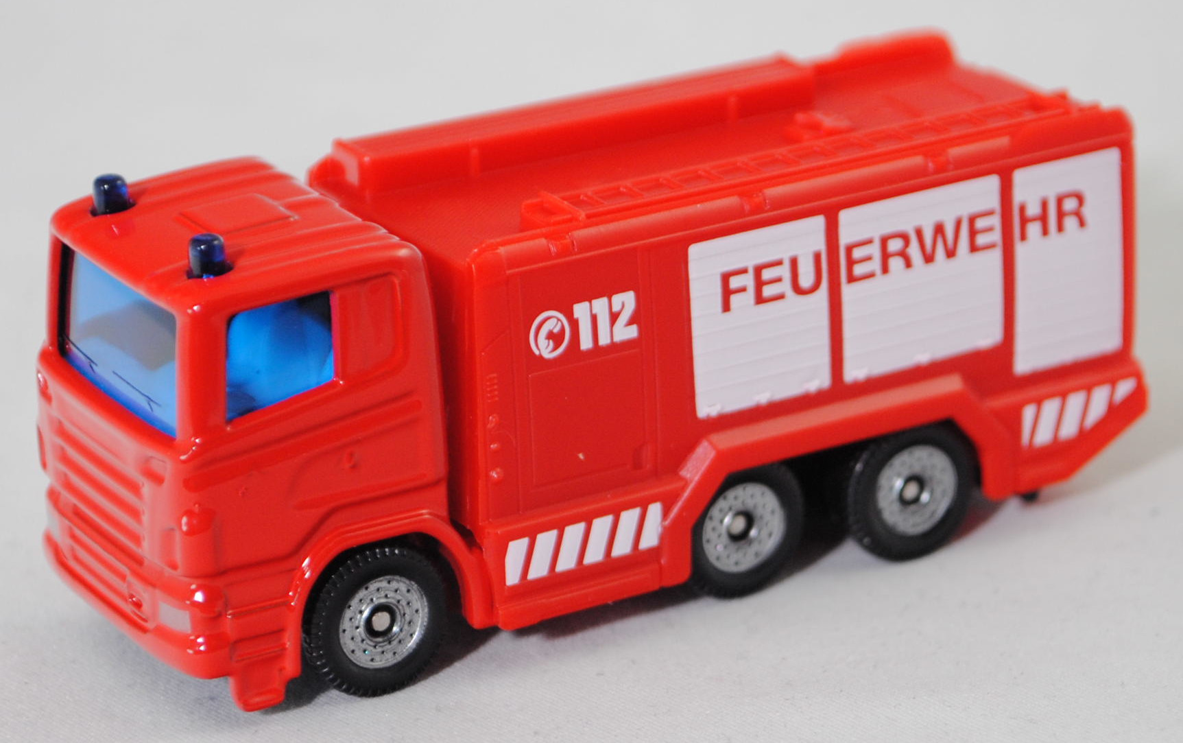 00011 Scania R380 (Typ CR16, Day cab, Modell 2007-2009) Tanklöschfahrzeug, rot, C 112 / FEUERWEHR, Kühlergrill mit U-Bügel links, Stoßfänger durchgehend, SIKU SUPER, 1:89, P29f
