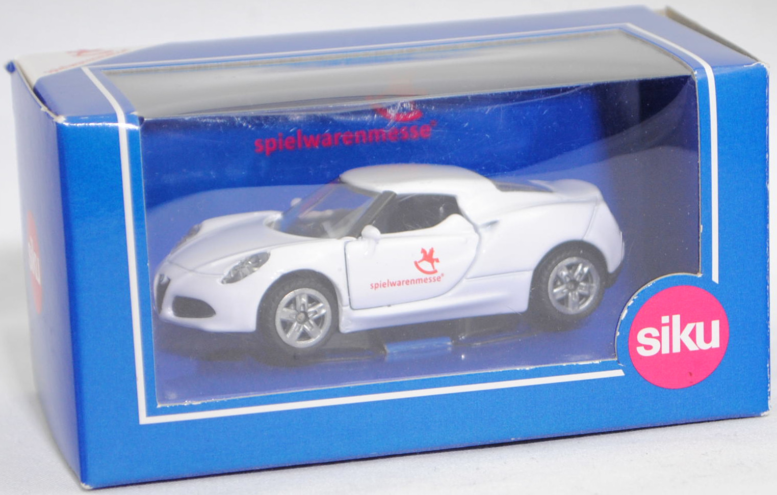 00401 Alfa Romeo 4C Coupé (Typ 960, Vorfacelift bzw. Serie 0, Modell 2013-2015), reinweiß, spielwarenmesse®, SIKU SUPER, 1:50, Werbeschachtel (vergilbt)