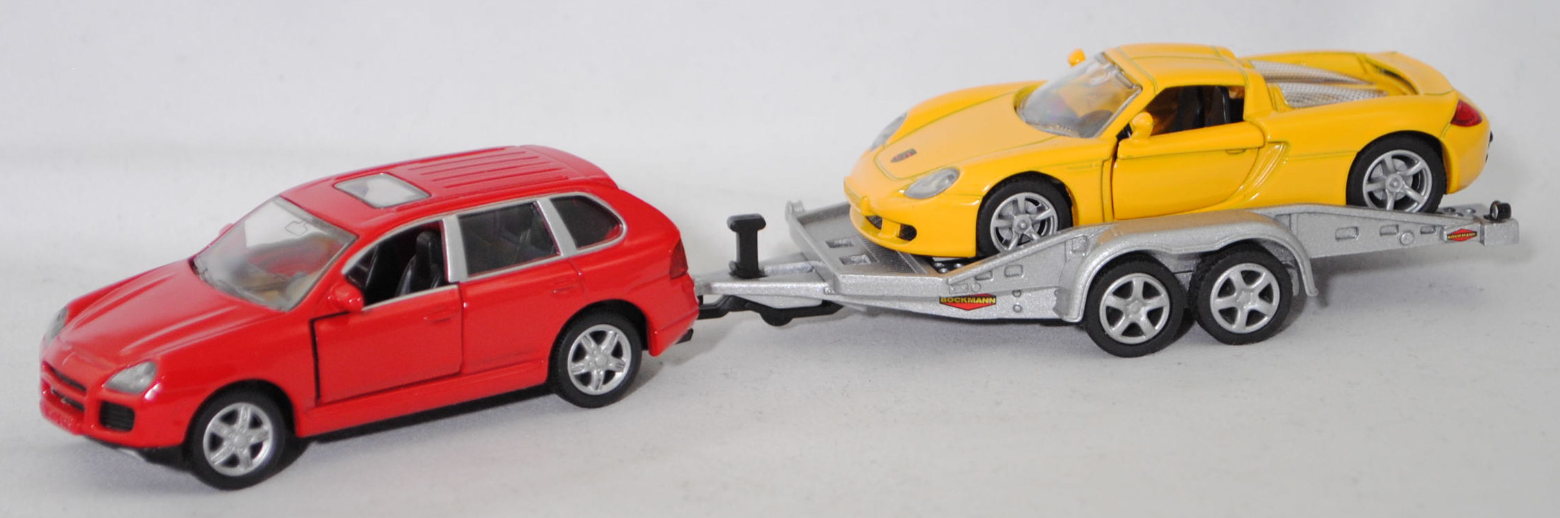 00000 Porsche Cayenne Turbo mit BÖCKMANN Autotransporter und Porsche Carrera GT, hell-signalrot, Sicke in Höhe Heckscheibe, SIKU, 1:55