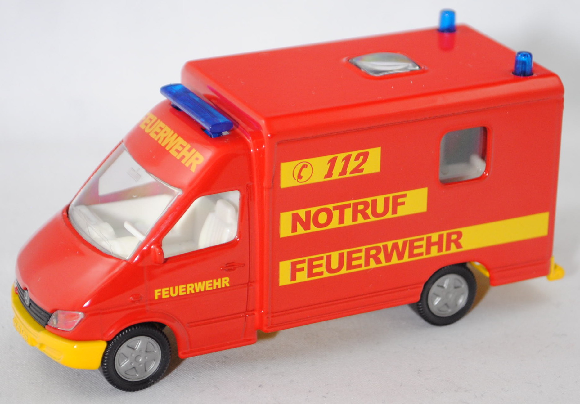 00001 RTW Mercedes-Benz Sprinter I (Modell 2000-2002), rot, innen weiß, FEUERWEHR, SIKU, 1:55, L15