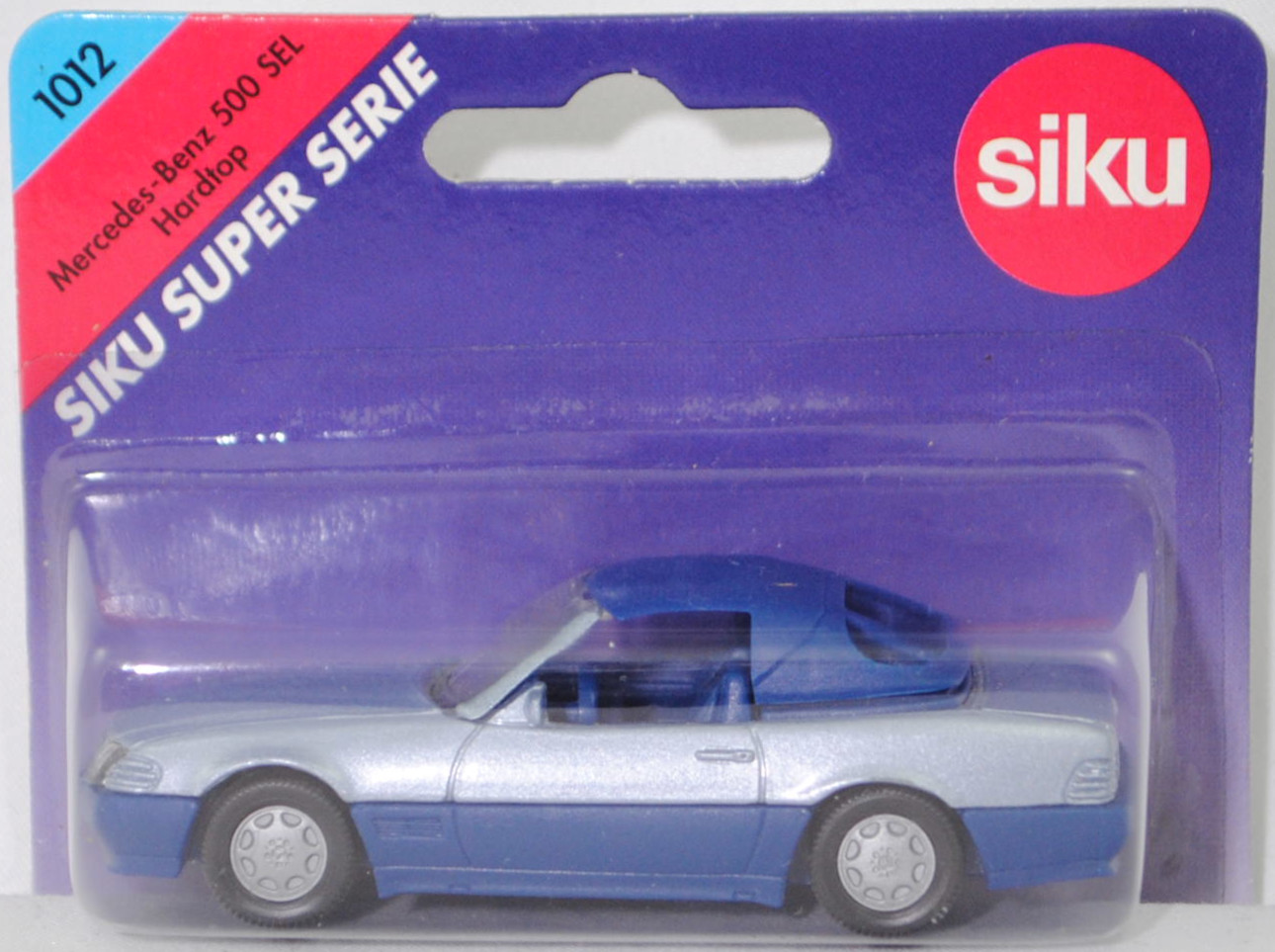 00005 Mercedes-Benz 500 SL mit Verdeck (Hardtop) (R 129, Modell 1989-1992), silberblaumetallic/saphirblau, Scheibe seitlich lackiert, Heckklappe mit Stern, Hong, B7, SIKU, 1:55, P25