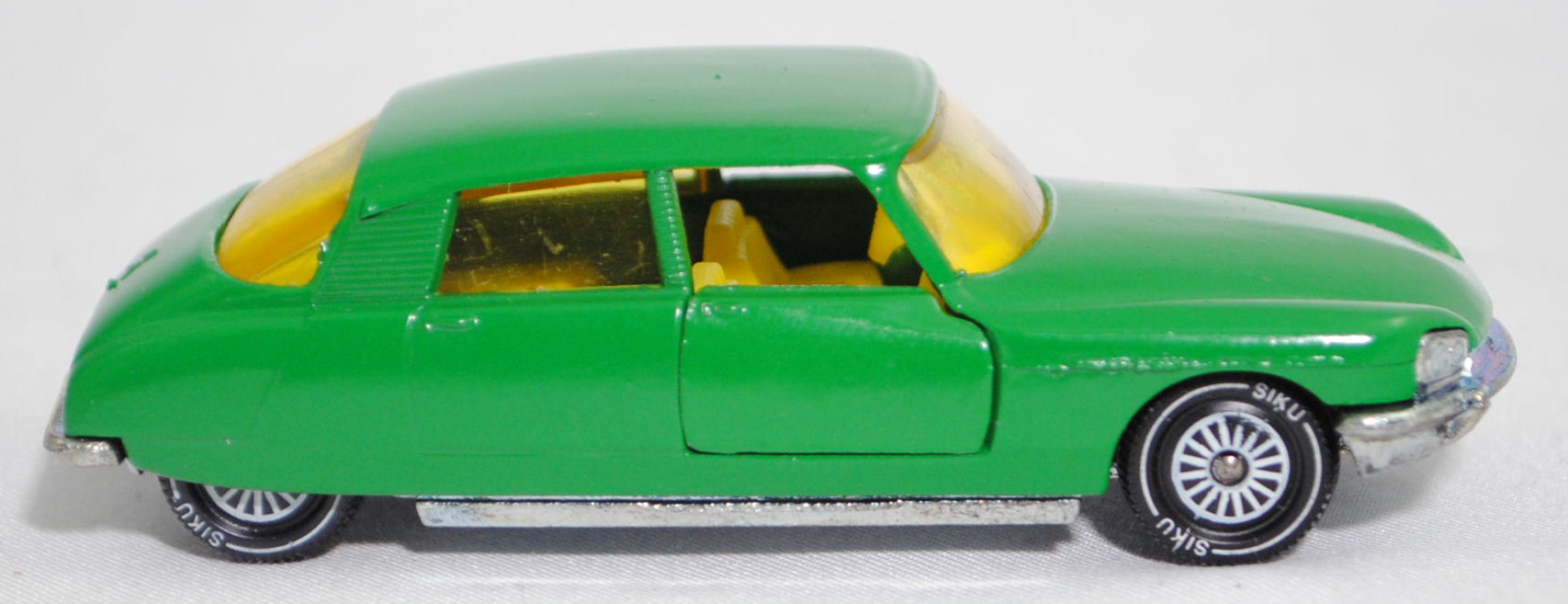 00003 Citroen DS 21 (2. Generation D-Modelle, Vorfacelift, Modell 1967-1968), verkehrsgrün, innen zinkgelb, Germ, R11, SIKU SUPER, 1:61, m (Verglasung mit Kratzspuren)