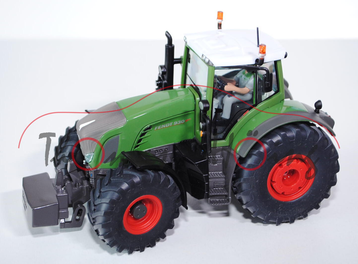 Fendt 930 Vario, resedagrün/grau, Nummernschild GV-20-12, mit Fahrer und Hund, mit Frontgewicht und 