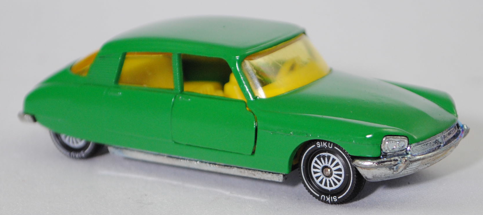 00003 Citroen DS 21 (2. Generation D-Modelle, Vorfacelift, Modell 1967-1968), verkehrsgrün, innen zinkgelb, Germ, R11, SIKU SUPER, 1:61, m (Verglasung mit Kratzspuren)