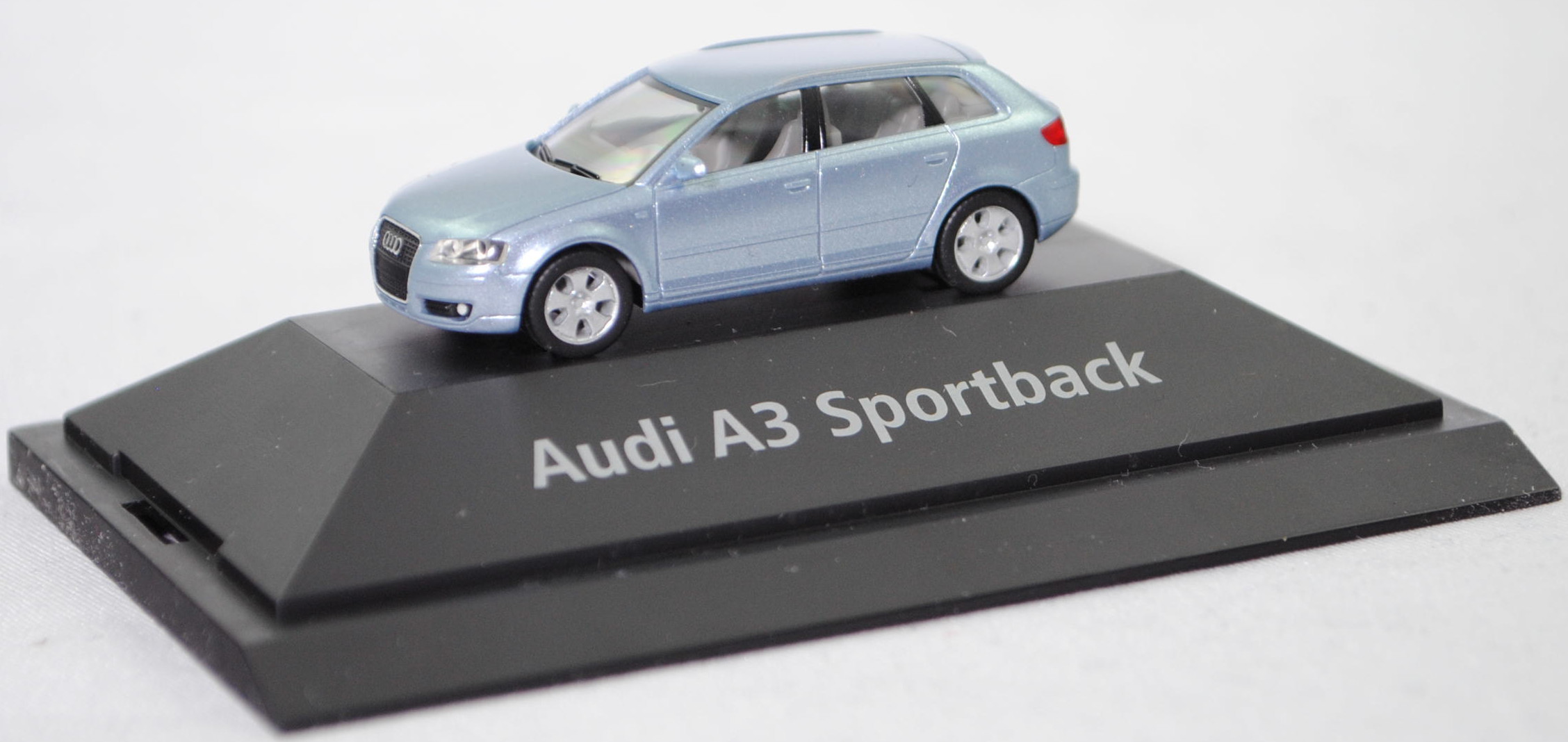 Audi A3 Sportback Ambition 3.2 quattro (2. Generation, 8PA facelift 1, Modell 2004-2008), liquidblau metallic (LY5J), Herpa, 1:87, Werbebox (AoA Employee Test Drive / Audi A3 2005)