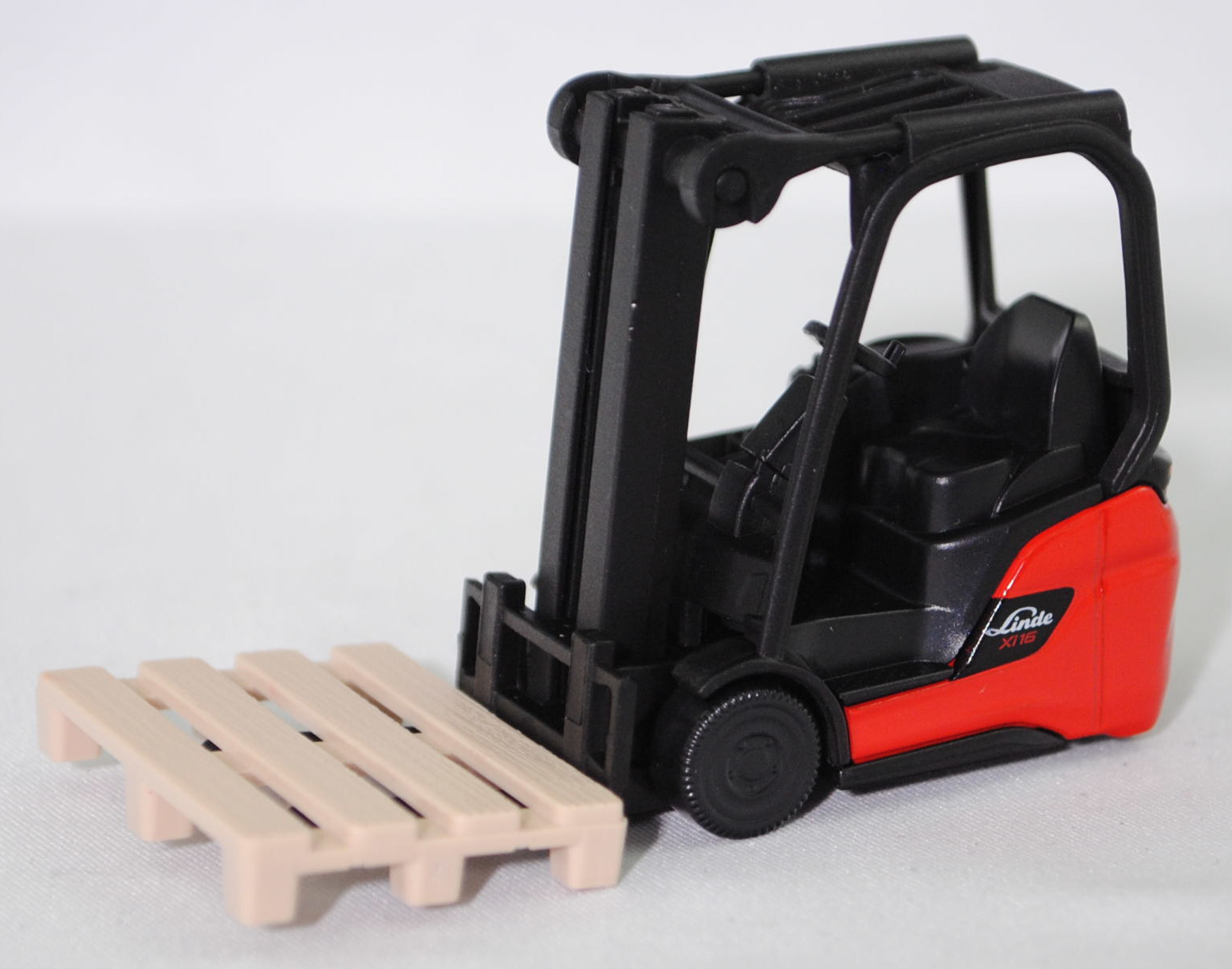 00000 Linde MH Elektrostapler Xi16 (Typ Dreirad-Elektrostapler, Baureihe 1251, Modell 2024-), schwarz/rot, Sitz schwarz, SIKU SUPER, 1:43, P29f