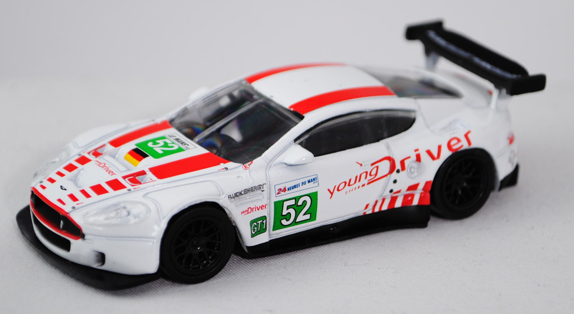 Aston Martin DBR9 GT1, reinweiß/rot, young Driver / 52, Felgen schwarz, ca. 1:57, Norev RACING, mb