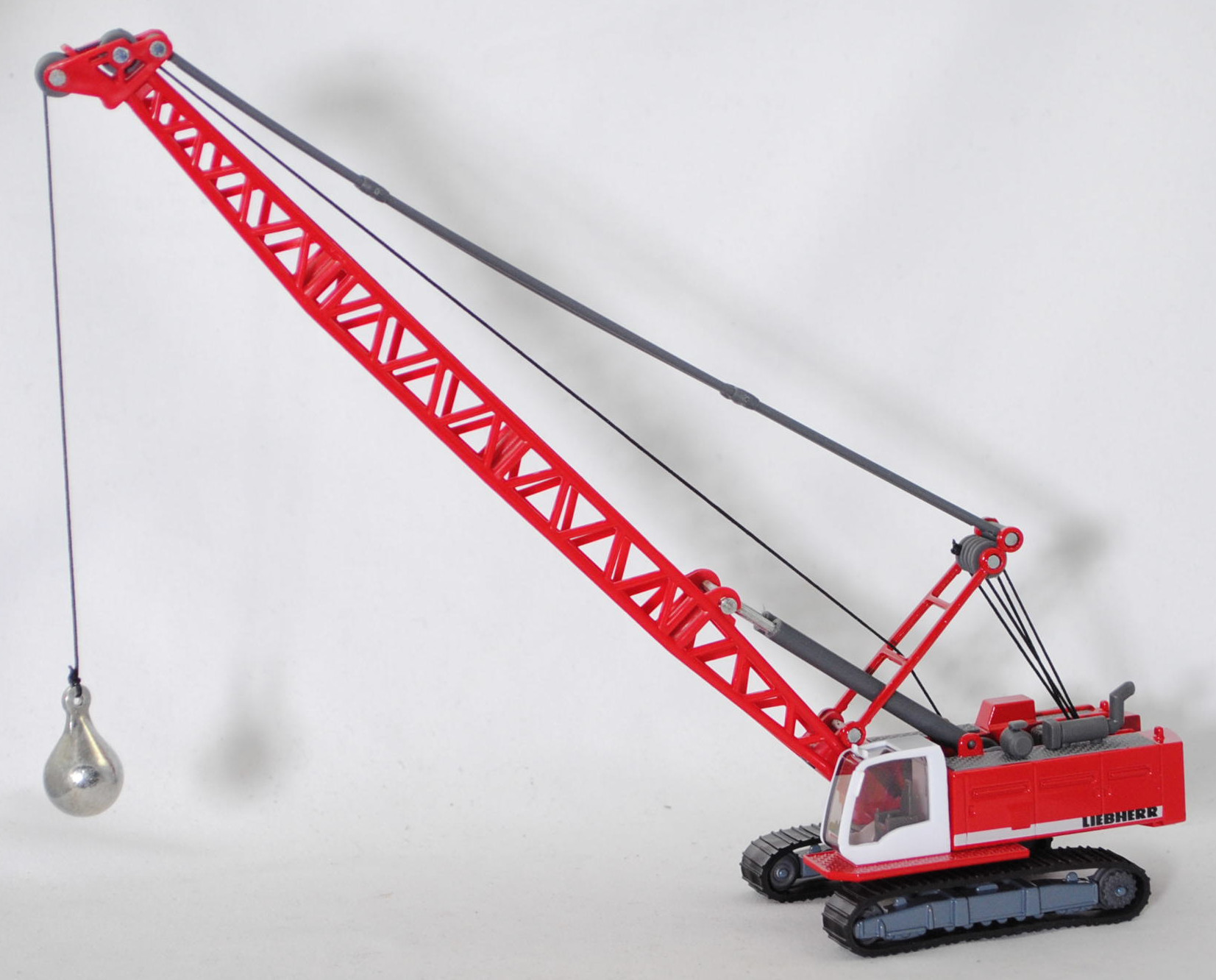 00005 LIEBHERR Hydro-Seilbagger HS 835 HD Litronic mit Abrissbirne (Modell 2006-2014), rot, SIKU, 1:87, L17mpK