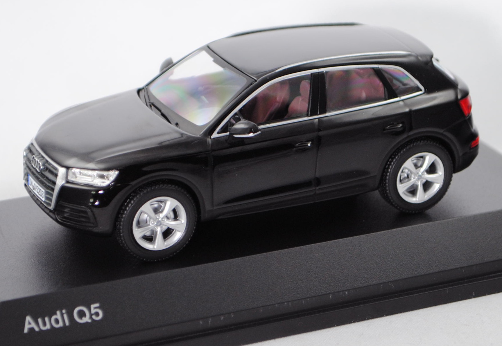 Audi Q5 (2. Generation, Modell 2017-), mythosschwarz, iScale, 1:43, Werbeschachtel 