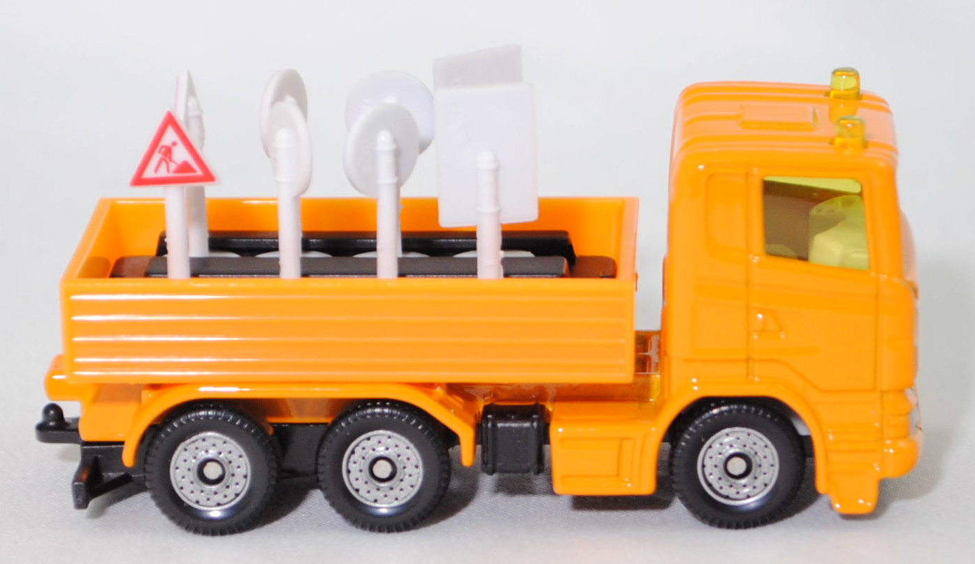 00008 Scania R380 (Typ CR16, Day cab, Modell 2007-2009) LKW mit Verkehrszeichen, melonengelb, Kühlergrills mit Prägung U-Bügels links, SIKU SUPER, 1:89, P29f