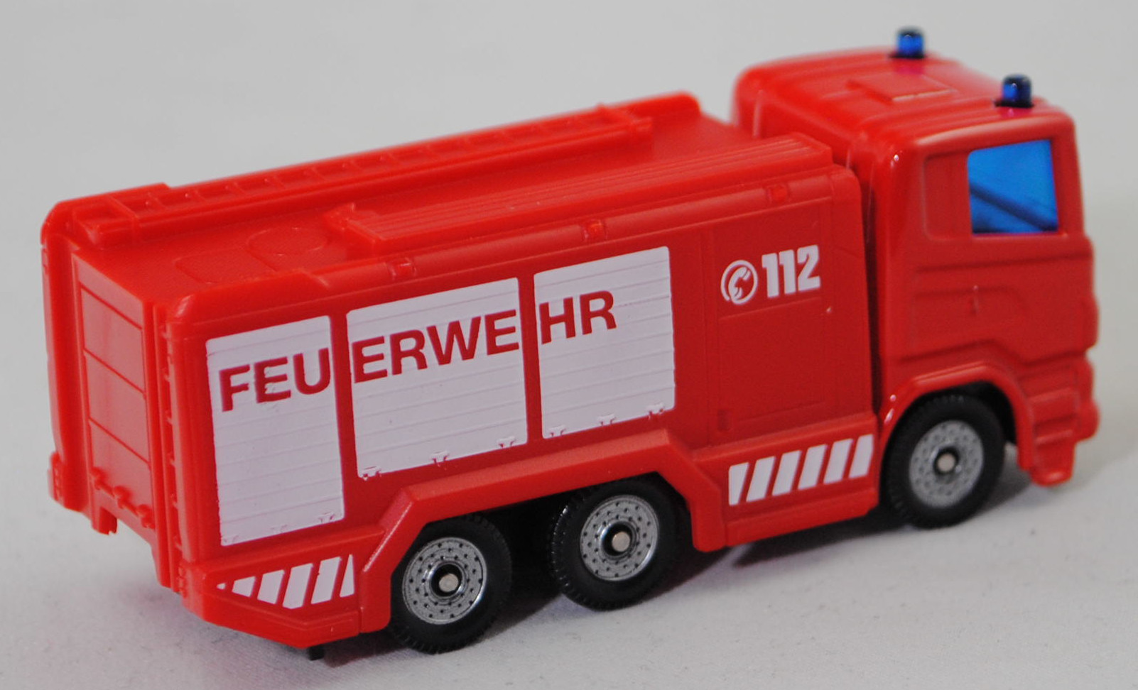 00011 Scania R380 (Typ CR16, Day cab, Modell 2007-2009) Tanklöschfahrzeug, rot, C 112 / FEUERWEHR, Kühlergrill mit U-Bügel links, Stoßfänger durchgehend, SIKU SUPER, 1:89, P29f