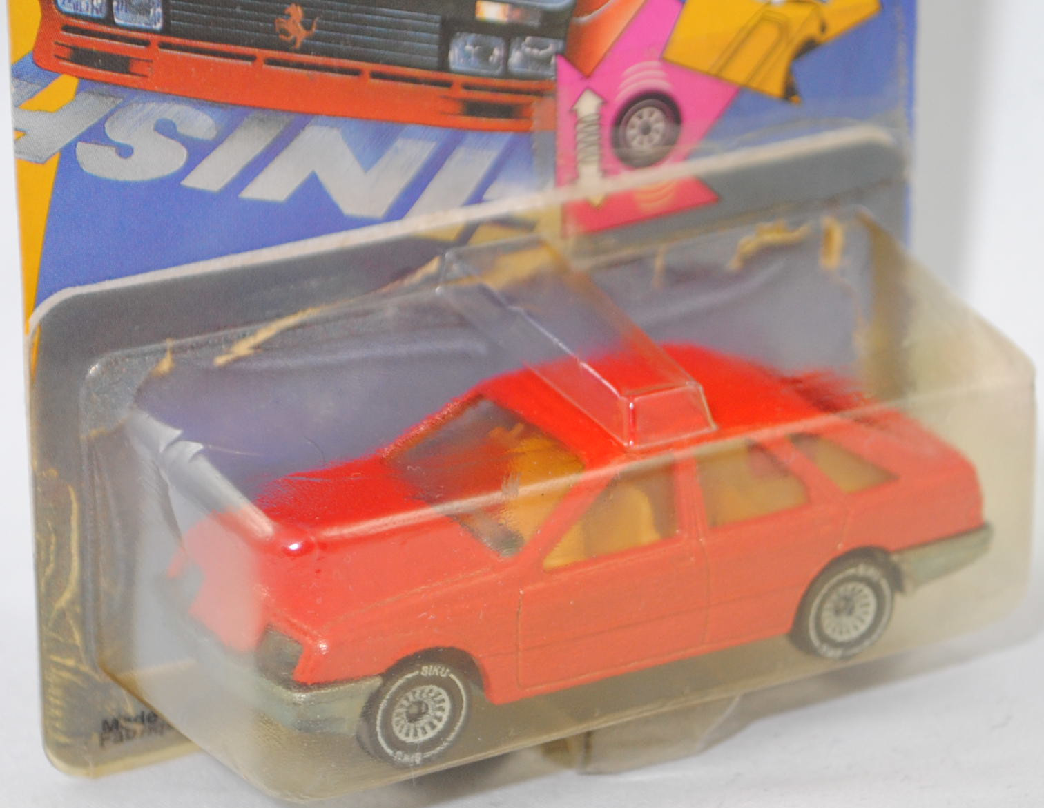 00000 Ford Sierra 2.3 Ghia (1. Generation, Typ Sierra '82 oder Mk1, GBC, Vorfacelift, Modell 1982-1984), hell-verkehrsrot, innen chromgelb, SIKU SUPER, 1:55, P21 vergilbt