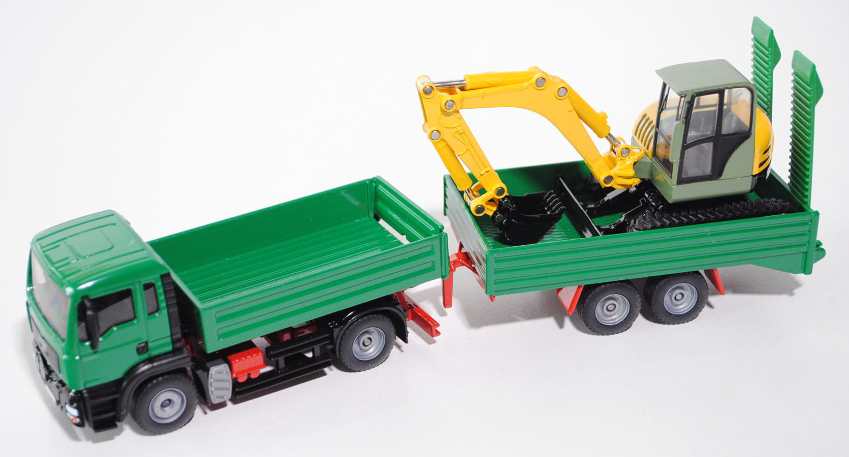 00402 MAN TGA LKW mit Raupenbagger, grün/schwarz/rot und resedagrün/verkehrsgelb/schwarz, 1:55, L17P