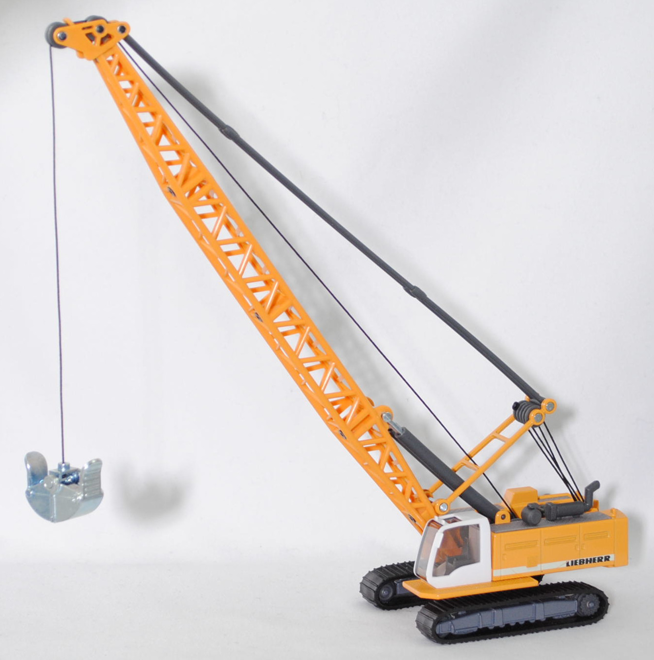00002 LIEBHERR Hydro-Seilbagger HS 835 HD Litronic® mit Greifer-Ausrüstung (Modell 2006-2014), weiß/gelb/grau, weißgrünem Streifen auf den Seiten, SIKU SUPER 1:87, L17mpK