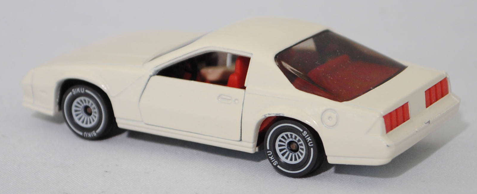 00001 Chevrolet Camaro Berlinetta 5.0L V8 (Modell 1982-1984), cremeweiß, Bpr. CAMARO Z 28, W-Germ, Chassis chrom, ohne CE-Zeichen, B4, SIKU SUPER, 1:59, m-