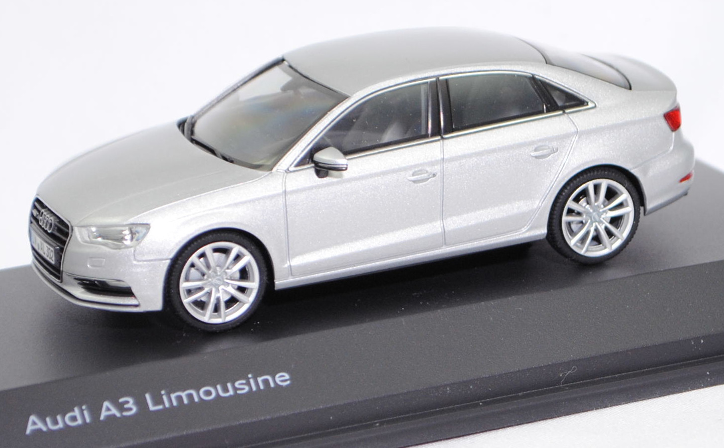 Audi A3 Limousine quattro Ambition (8VS, Vorfacelift, Modell 2013-2016), eissilber metallic (Verkaufskennzeichen P5, Lacknummer LX7W), Herpa, 1:43, Werbeschachtel