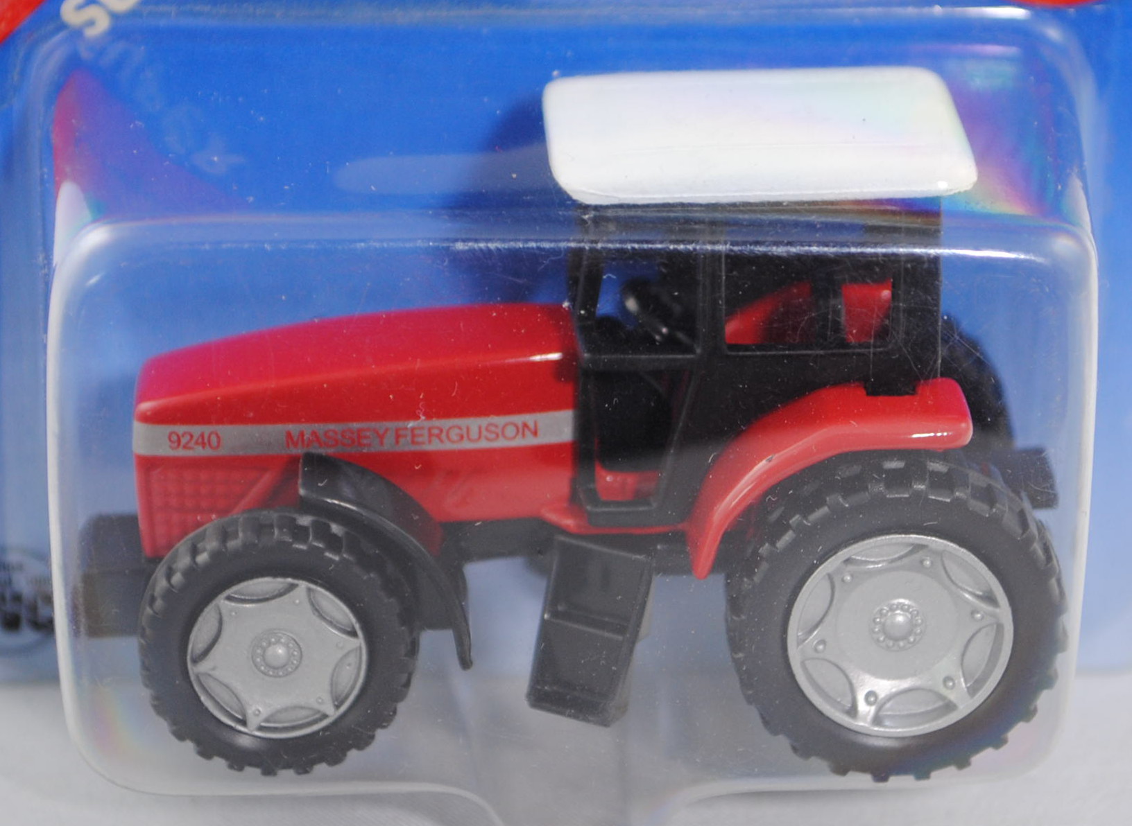 00001 Massey Ferguson MF 9240 Traktor (Modell 1994-1998), verkehrsrot, Sitz schwarz, Lenkrad schwarz