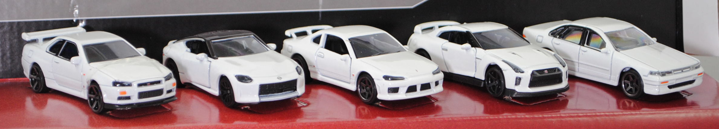 Giftpack Nissan: Nissan Skyline GT-R + Nissan Z Performance + NISSAN Silvia spec-R AERO + Nissan GT-R + NISSAN Cefiro 2.5 A31, reinweißmetallic, majorette, mb