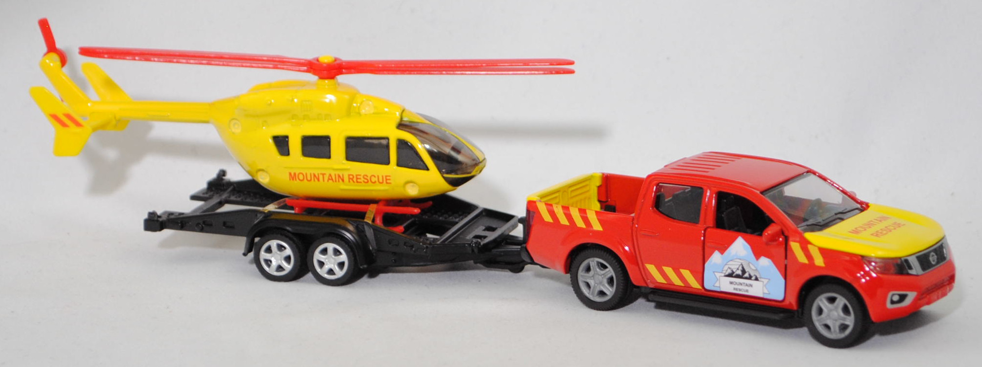 00000 NISSAN NAVARA Double Cab 4x4 (Modell 2014-2020) mit Autotransporter und Eurocopter EC 145 (Modell 2002-2014), rot/gelb, MOUNTAIN / RESCUE, SIKU SUPER 1:50, L17mpK