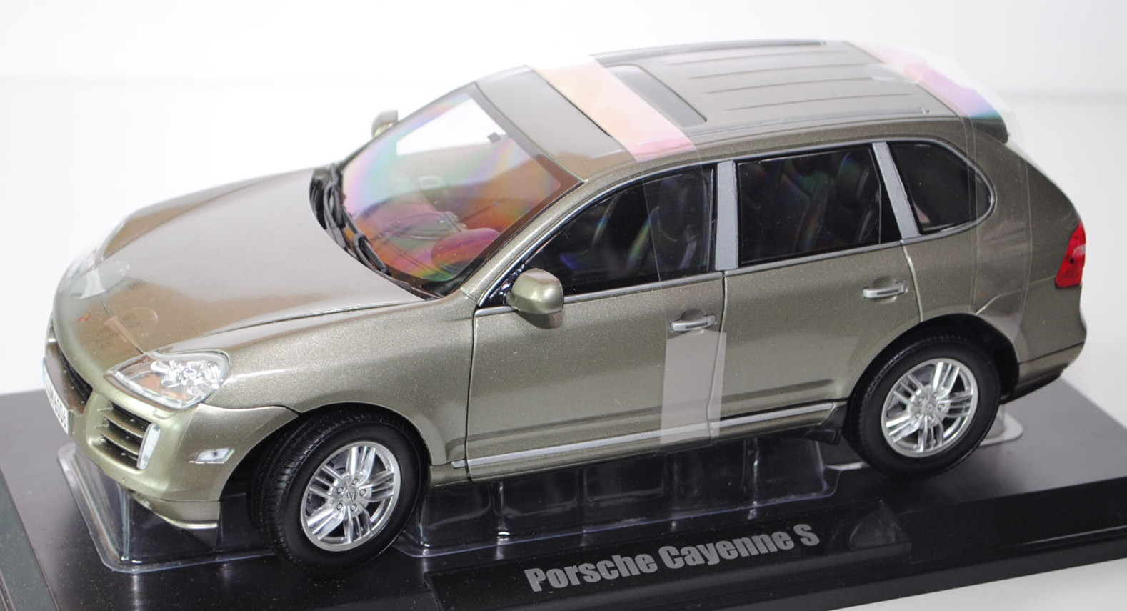 Porsche Cayenne S, Modell 2007-2010, grünolivemetallic, 1:18, Norev, mb