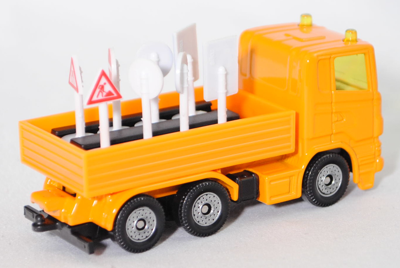 00008 Scania R380 (Typ CR16, Day cab, Modell 2007-2009) LKW mit Verkehrszeichen, melonengelb, Kühlergrills mit Prägung U-Bügels links, SIKU SUPER, 1:89, P29f