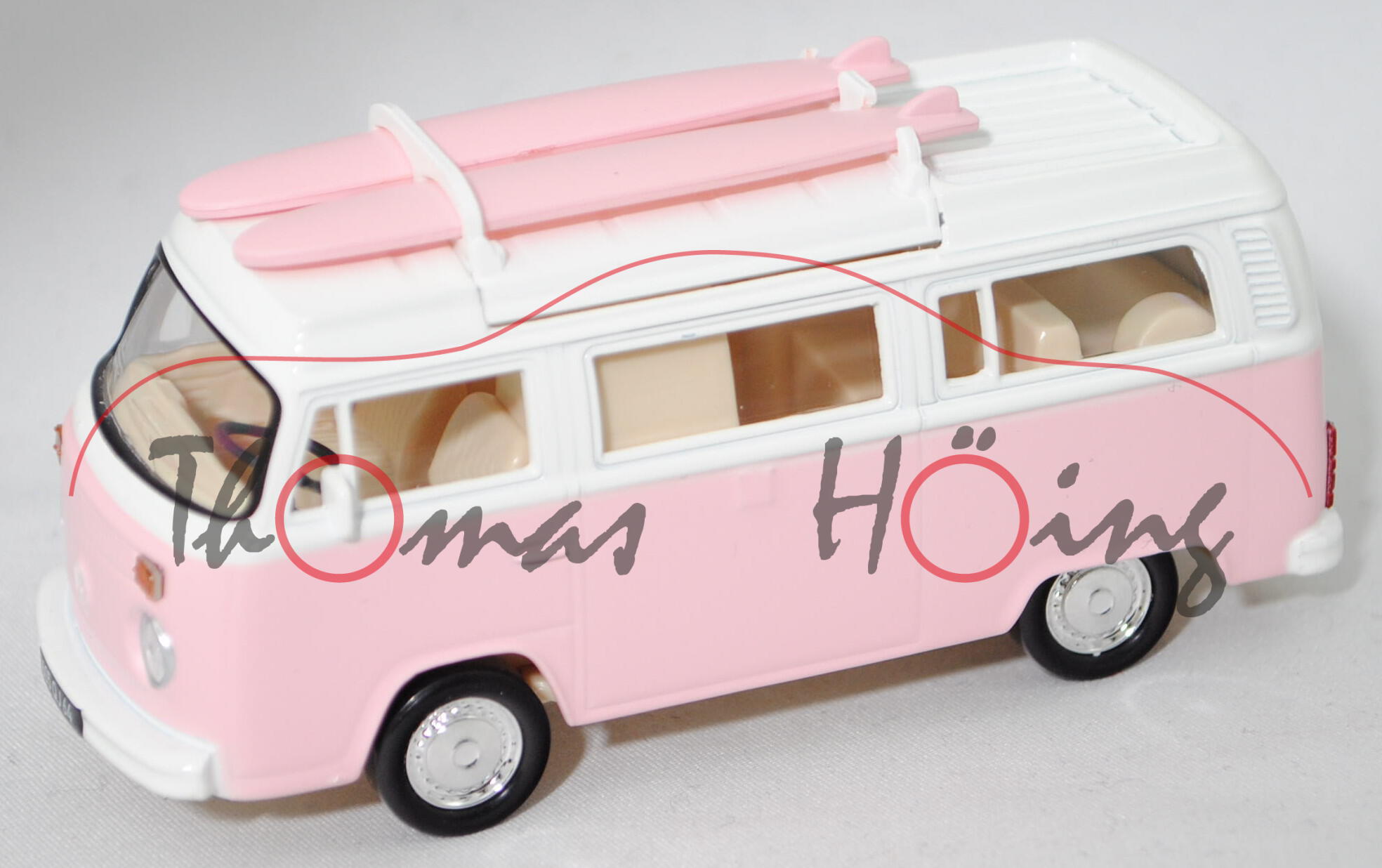 VW Transporter T2 Camper (Typ T2b, Mod. 1972-1973) mit Surfbrettern, reinweiß/rosa, Norev, 1:43, mb