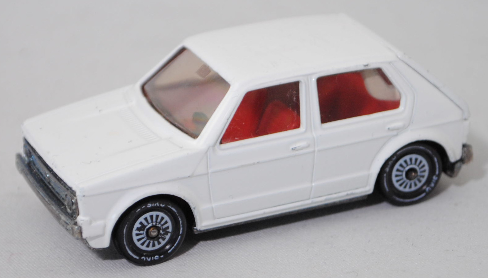 06400 HU VW Golf I LS m. 4 Türen (Typ 17, Mod. 78-80), weiß, innen rot, SIKU Ungarn/Metchy, 1:55, m-