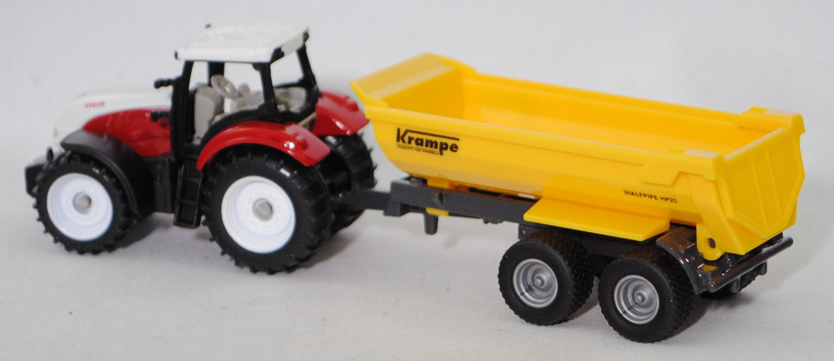 00000 Steyr 6230 CVT ecotech (5. Generation, Modell 2011-2015) mit Krampe Halfpipe Tandem Erdbaukipper HP 20 (Modell 1999-), weiß/rot und gelb/grau, SIKU SUPER, P29f