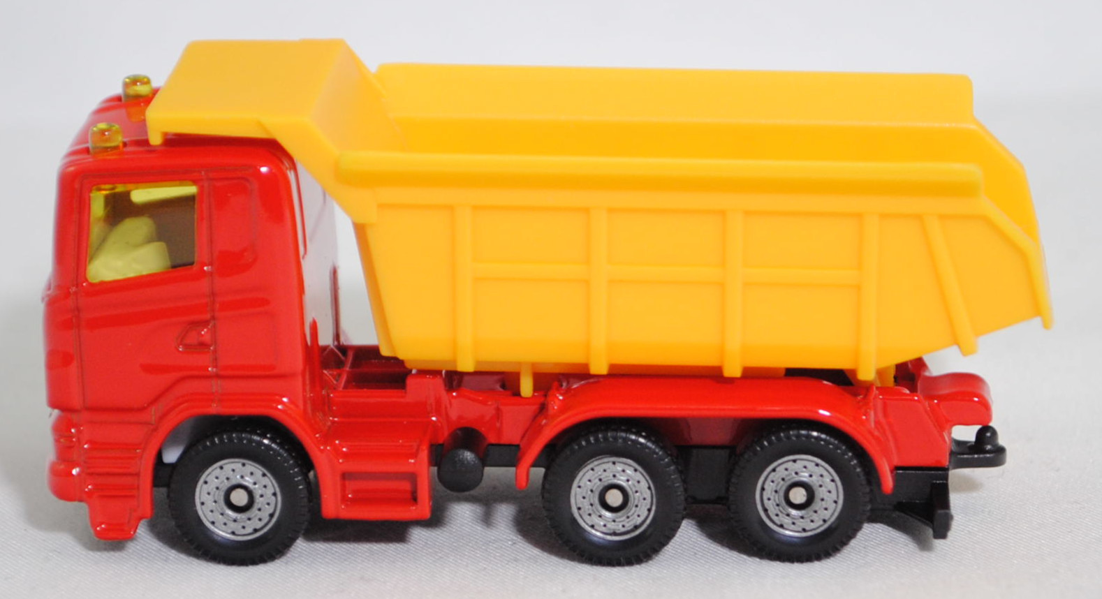 00001 Scania R380 (Baureihe R, Typ CR16, Day cab, Modell 2007-2009) LKW mit Kippmulde, verkehrsrot/verkehrsgelb, U-Bügels links, C36, SIKU SUPER, 1:89, P29f