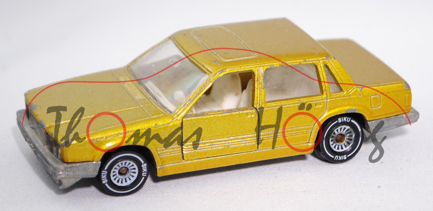 00001 Volvo 760 GLE, Modell 1982-1987, honiggelbmetallic, ohne Kopfstützen hinten, B4, Farbabplatzer