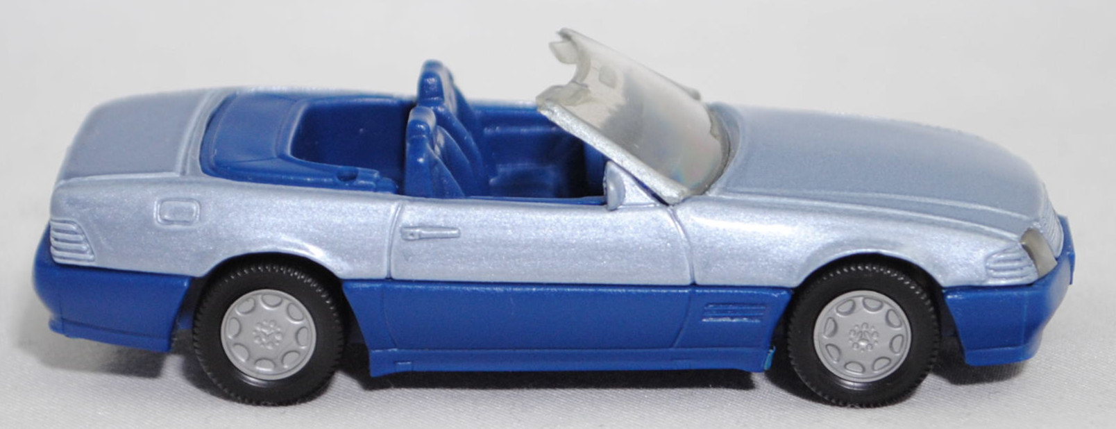 00005 Mercedes-Benz 500 SL ohne Verdeck (Hardtop) (R 129, Modell 1989-1992), silberblaumetallic/saphirblau, Scheibe seitlich lackiert, Heckklappe mit Stern, Hong, B7, SIKU, 1:55, m (Verdeck weg)