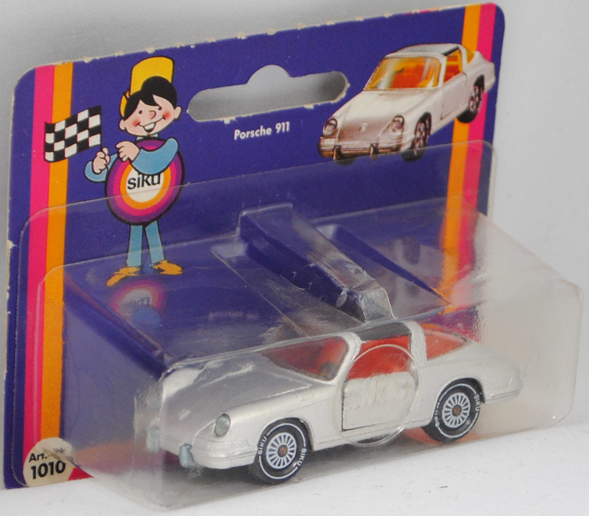 00008 Porsche 911 E Targa (F-Modell bzw. Urmodell, B-Serie, Modell 1968-1969), silber, Lenkrad schwarz, Dach schwarz, Bpr. V234 und 1010, W-Germ, Verglasung rauch, R11 glatt, SIKU, 1:60, P18
