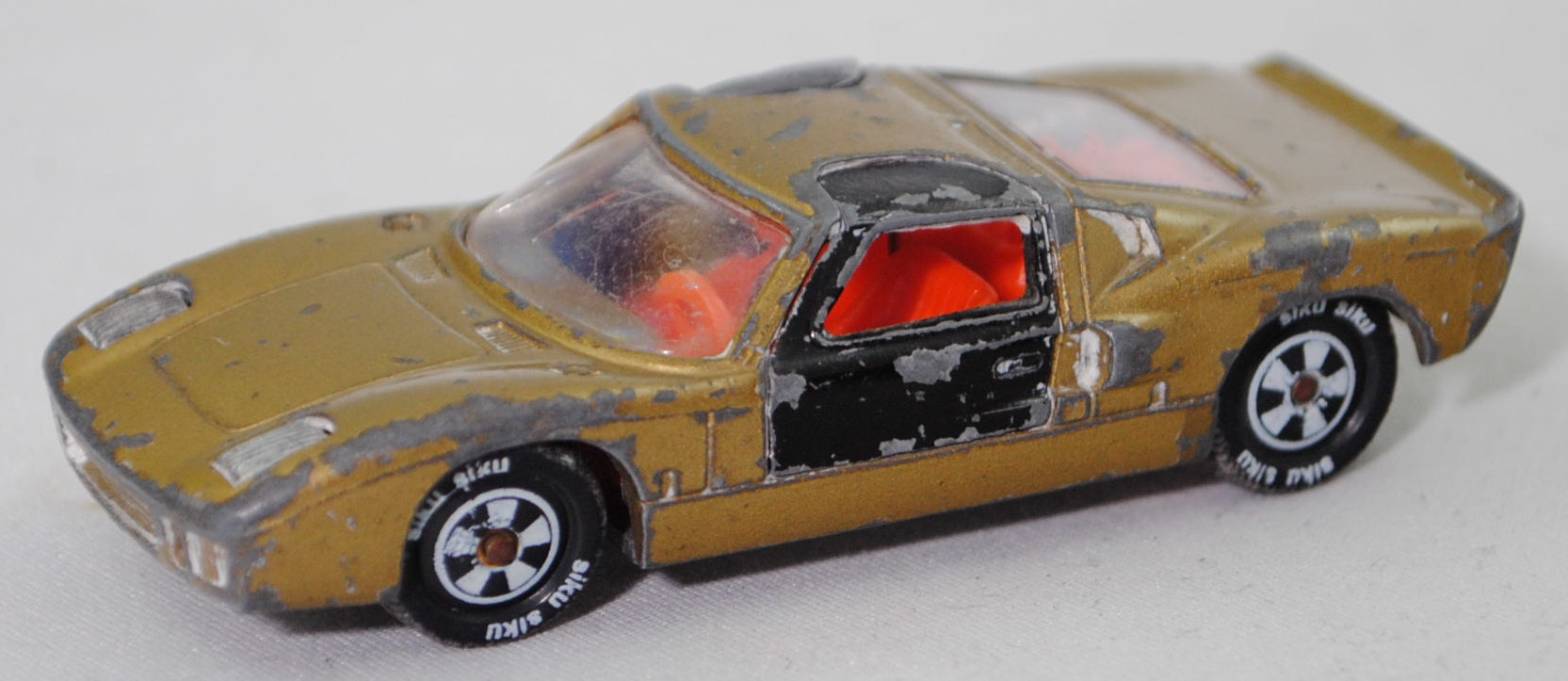 00003 Ford GT40 (1. Gen., Typ Mk I, Modell 1965-1967), goldmetallic/schwarz, R10, SIKU, 1:57, vsc