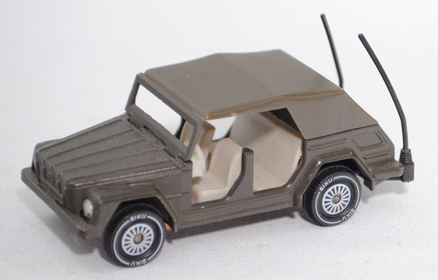 00001 VW Typ 181 1600 (Modell 1973-1980) Militär, grauoliv, innen lichtgrau, R11, ca. 1:57