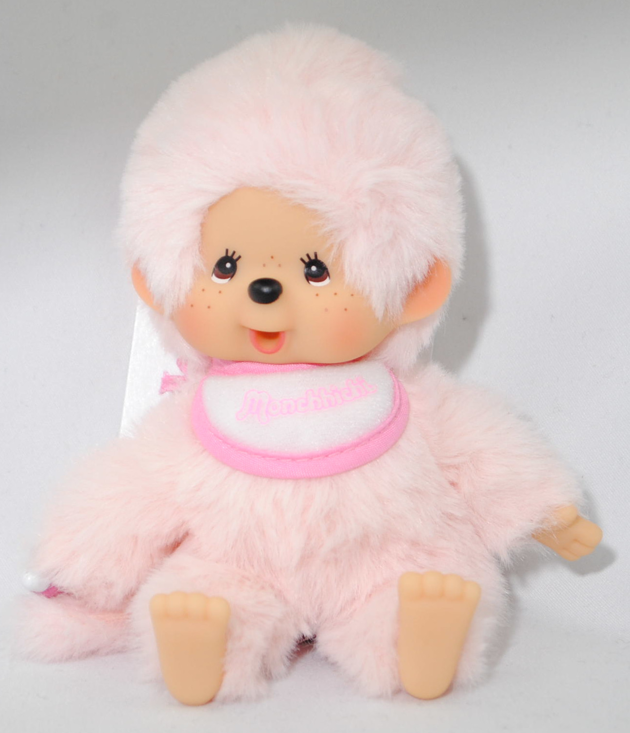 Monchhichi Colors Plush figure with bib (Plüschfigur Monchhichi mit Latz rosa), 15 cm groß, Sekiguchi (EAN 4905610201495)