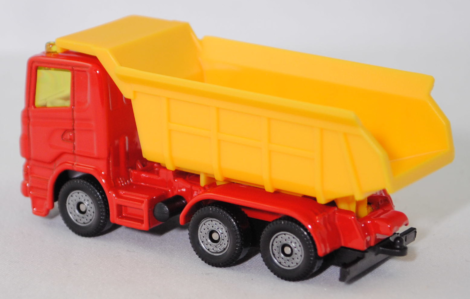 00001 Scania R380 (Baureihe R, Typ CR16, Day cab, Modell 2007-2009) LKW mit Kippmulde, verkehrsrot/verkehrsgelb, U-Bügels links, C36, SIKU SUPER, 1:89, P29f
