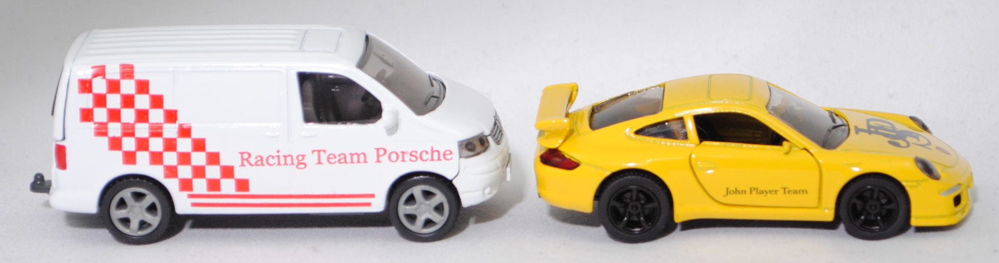 00409 VW T5.1 Transporter Kastenwagen 3.2 V6 4MOTION® mit Porsche 911 Carrera S, weiß, Racing Team Porsche + gelb, John Player Team / JPS , SIKU SUPER 1:55, m