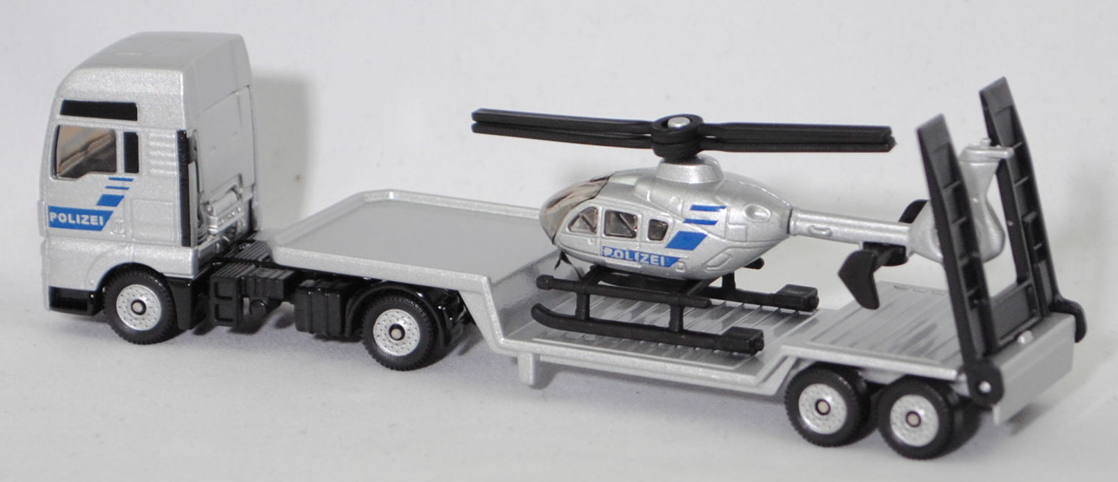 00000 MAN TGX 18.580 D38 XXL (Modell 2017-2019) mit Sattelauflieger und Polizei-Hubschrauber Eurocopter EC 135 T1 (Modell 1996-2002), silber, POLIZEI, SIKU SUPER 1:87, L17mpK