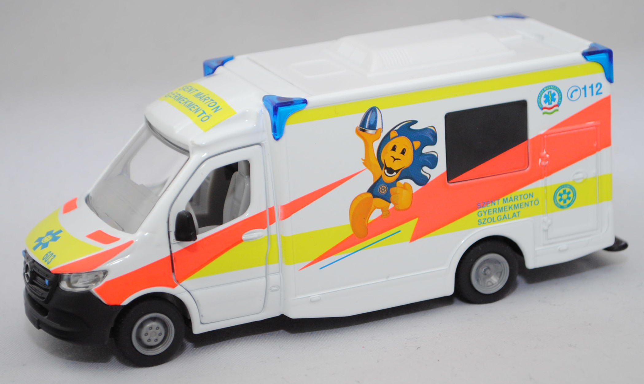 06400 HU MIESEN Rettungswagen auf Mercedes-Benz Sprinter III (Modell 2018-2021) Fahrgestell, weiß, SZENT MÁRTON / GYERMEKMENTÖ / SZOLGÁLAT, SIKU SUPER 1:50, L17mpK