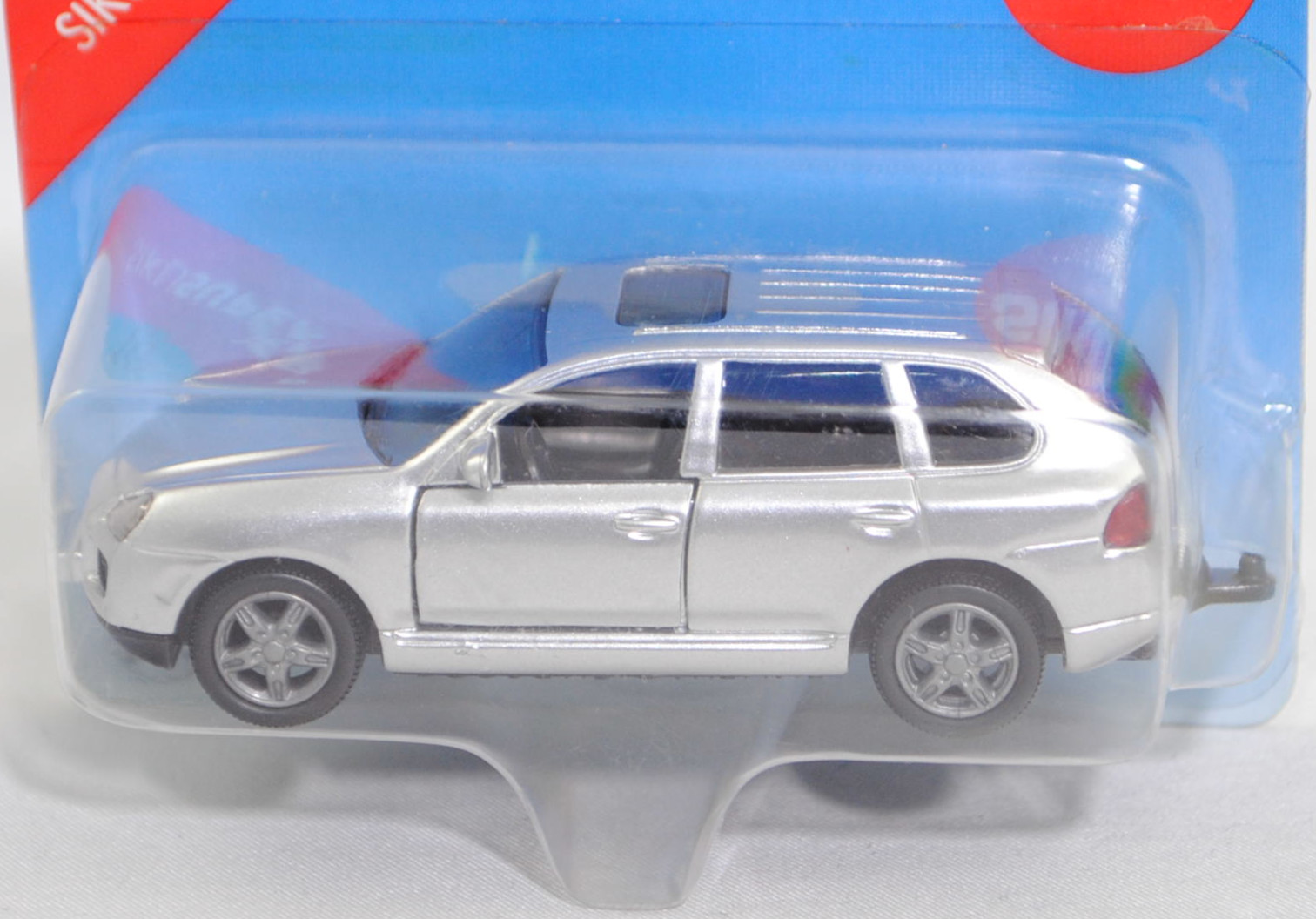 00000 Porsche Cayenne Turbo (1. Generation, Typ 9PA, Vorfacelift, Modell 2002-2006), weißaluminiummetallic, Sicke auf Heckklappe in Höhe Heckscheibe, SIKU SUPER, 1:57, P28cE