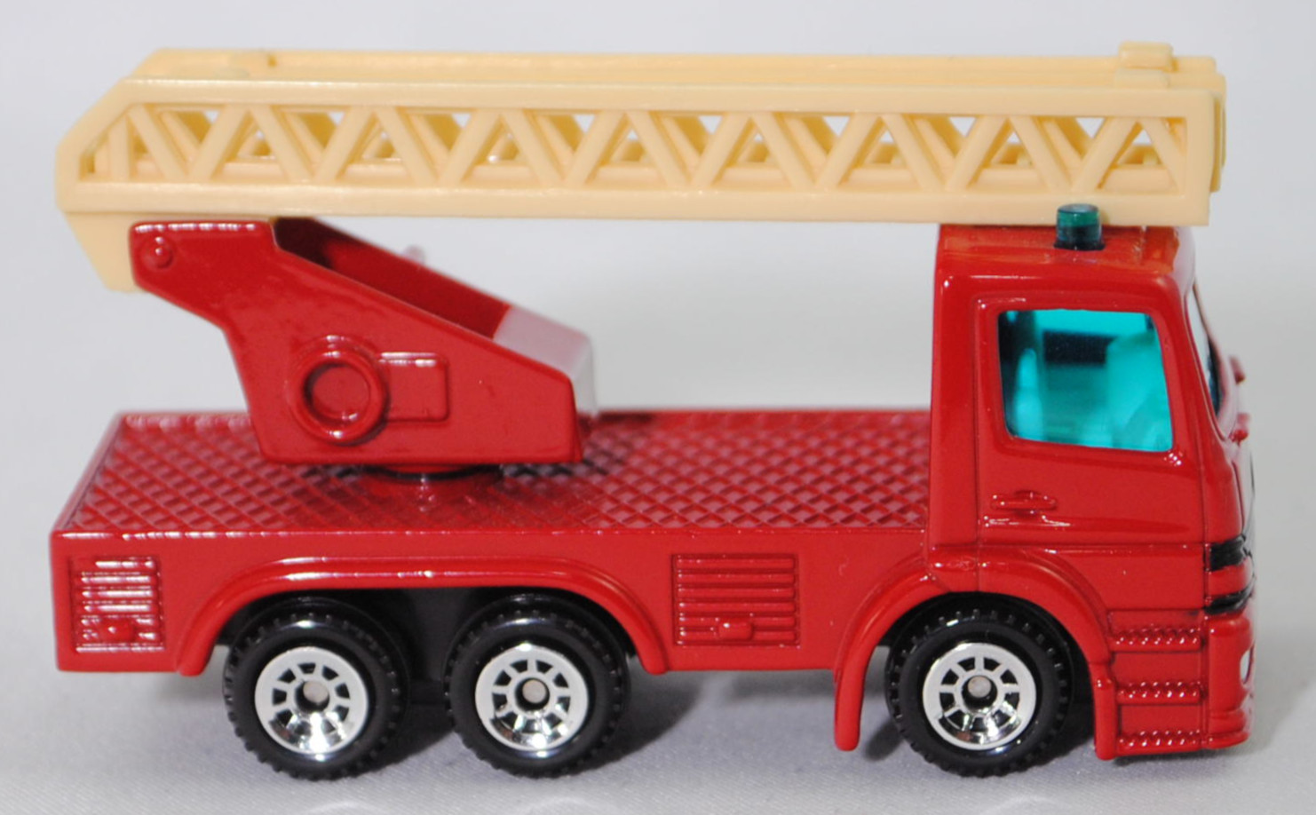 00004 Metz Hubrettungsfahrzeug DL 23-12 S auf Fahrgestell Mercedes-Benz Atego (Modell 1998-2004) (Feuerwehr-Drehleiter), signalrot, Leiter cremeweiß, C1 chrom, SIKU SUPER, 1:80, m