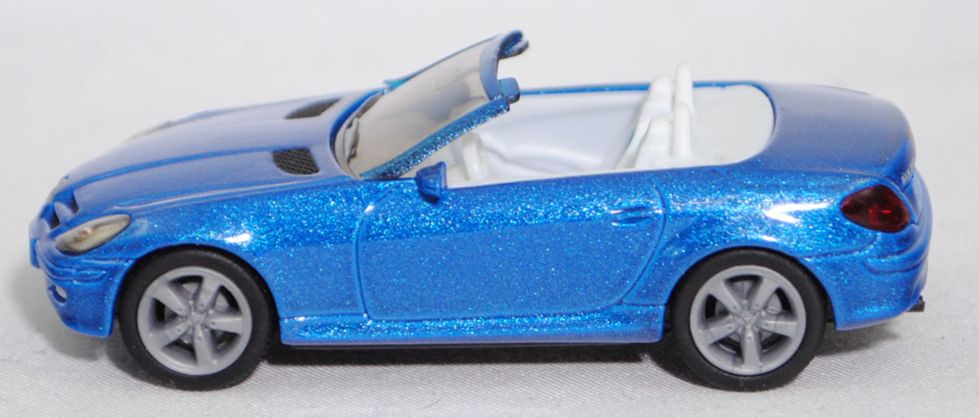 00008 Mercedes-Benz SLK 350 (interne Baureihenbezeichnung R 171, Vor-MoPf, Modell 2004-2008), verkehrsblaumetallic, innen weiß/blaumetallic, Bpr. 1002, SIKU SUPER, 1:55, m