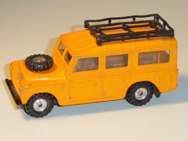 Land Rover 109 W.B (Waldhüter), pastellorange, mit Dachgepäckträger, hintere Tür zu öffnen, Leiter w