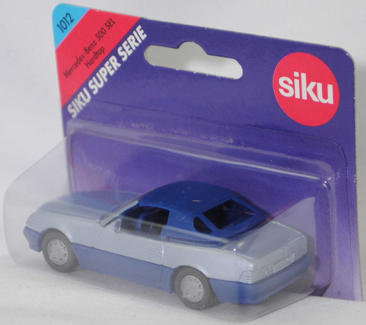 00005 Mercedes-Benz 500 SL mit Verdeck (Hardtop) (R 129, Modell 1989-1992), silberblaumetallic/saphirblau, Scheibe seitlich lackiert, Heckklappe mit Stern, Hong, B7, SIKU, 1:55, P25